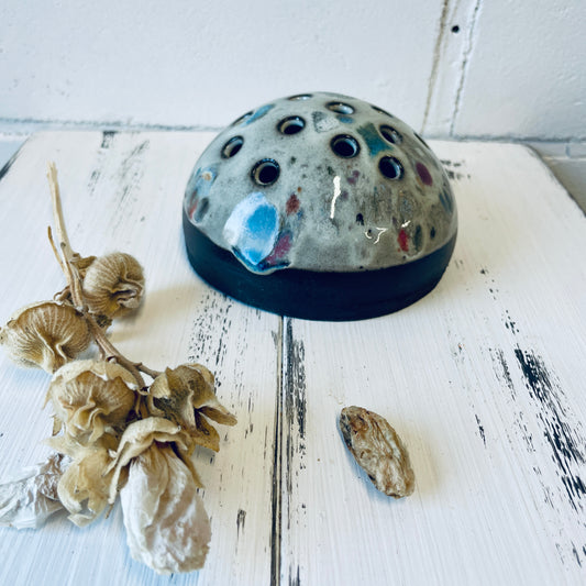 Handgemachte Kugelvase aus Keramik - kleine halbrunde Vase für Gartenblumen