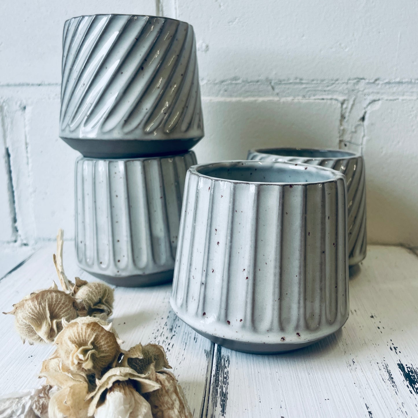 Becher gerillt – handgemacht aus Steinzeug (ca. 250 ml)