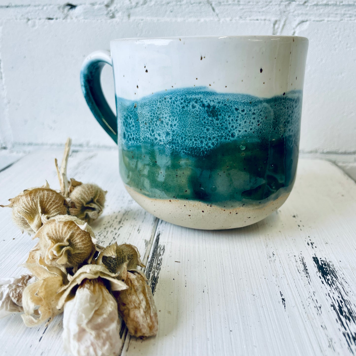 Sprücheklopfer-Tasse mit rundem Boden, Becher mit Spruch, Steinzeugtasse, Tasse mit Spruch „merry everything and a happy always“, grün-weiß, Weihnachtsedition