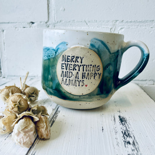 Sprücheklopfer-Tasse mit rundem Boden, Becher mit Spruch, Steinzeugtasse, Tasse mit Spruch „merry everything and a happy always“, grün-weiß, Weihnachtsedition