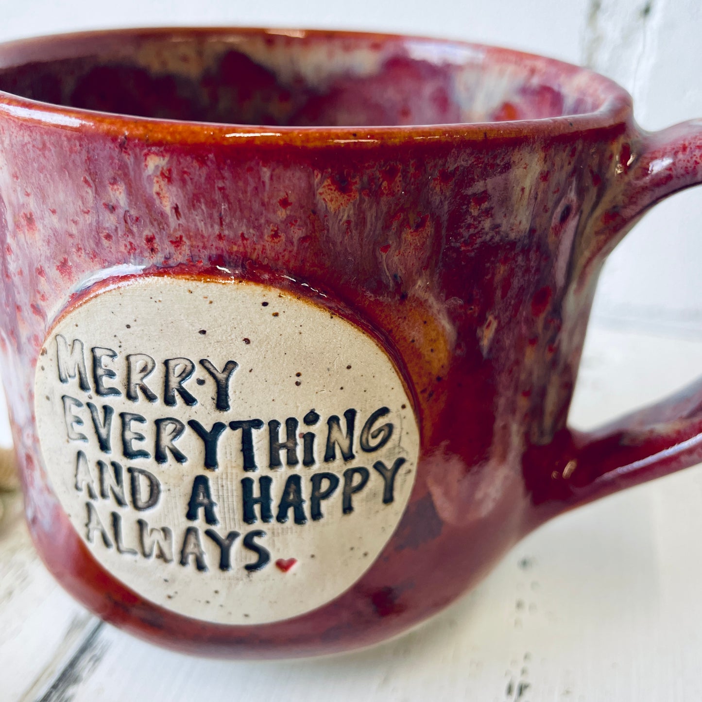 Sprücheklopfer-Tasse mit rundem Boden, Becher mit Spruch, Steinzeugtasse, Tasse mit Spruch „merry everything and a happy always“, rot, Weihnachtsedition