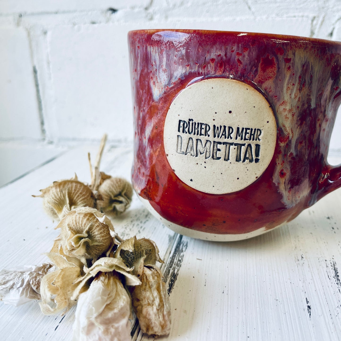 Sprücheklopfer-Tasse mit rundem Boden, Becher mit Spruch, Steinzeugtasse, Tasse mit Spruch „früher war mehr Lametta“, rot-weiß, Weihnachtsedition