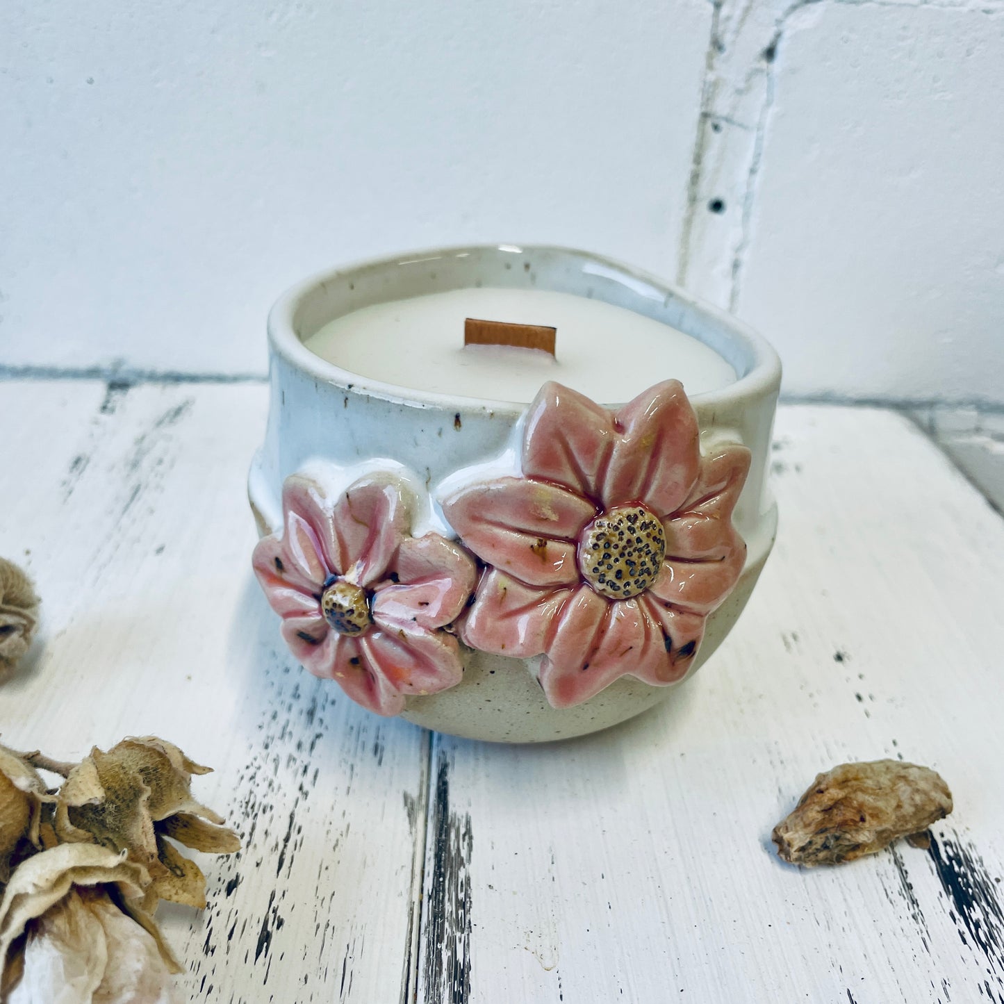 Handgemachte Kerze in Keramiktasse mit Blüten-Relief, Steinzeugkeramik, Bienenwachskerze