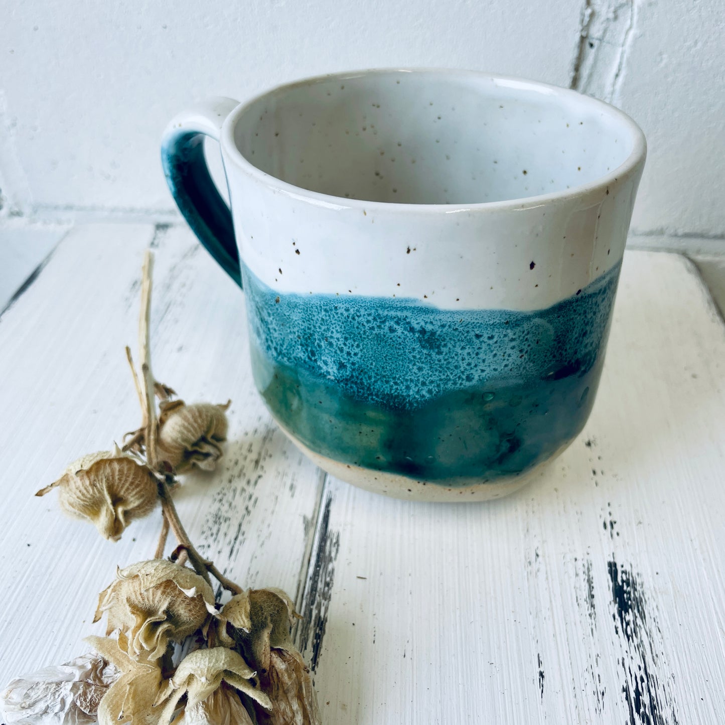 Sprücheklopfer-Tasse mit rundem Boden, Becher mit Spruch, Steinzeugtasse, Tasse mit Spruch „merry everything and a happy always“, grün-weiß, Weihnachtsedition