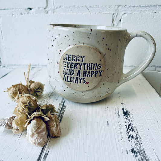 Sprücheklopfer-Tasse mit rundem Boden, Becher mit Spruch, Steinzeugtasse, Tasse mit Spruch „merry everything and a happy always“, weiß, Weihnachtsedition