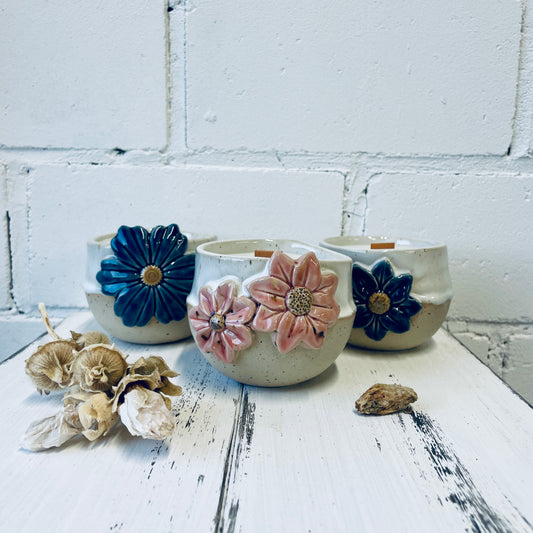 Handgemachte Kerze in Keramiktasse mit Blüten-Relief, Steinzeugkeramik, Bienenwachskerze