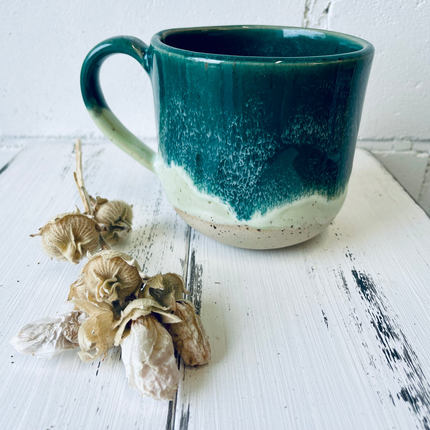 Sprücheklopfer-Tasse mit rundem Boden, Becher mit Spruch, Steinzeugtasse, Tasse mit Spruch „merry everything and a happy always“, grün , Weihnachtsedition