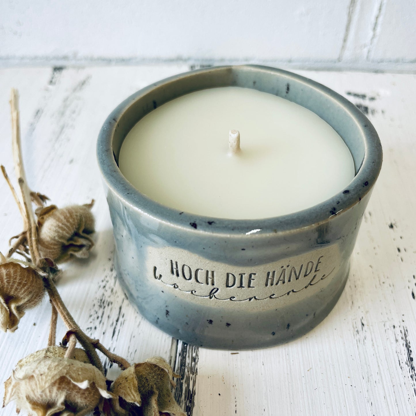 Keramik-Kerze mit Spruch – „happy whatever“