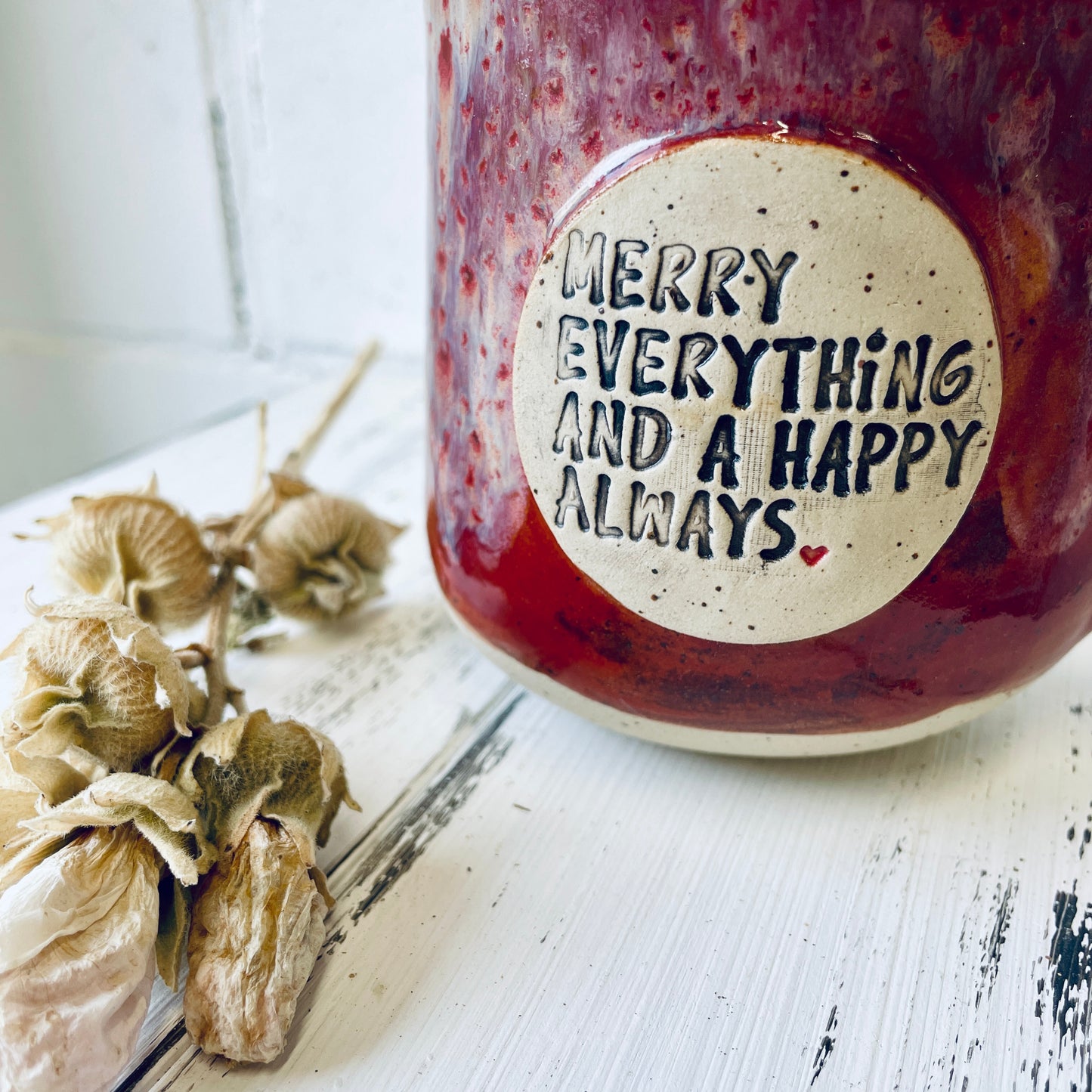 Sprücheklopfer-Tasse mit rundem Boden, Becher mit Spruch, Steinzeugtasse, Tasse mit Spruch „merry everything and a happy always“, rot, Weihnachtsedition