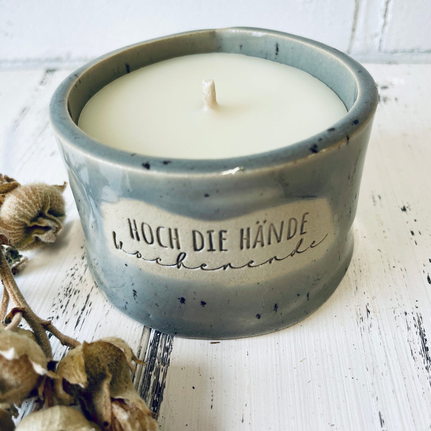 Keramik-Kerze mit Spruch – „happy whatever“