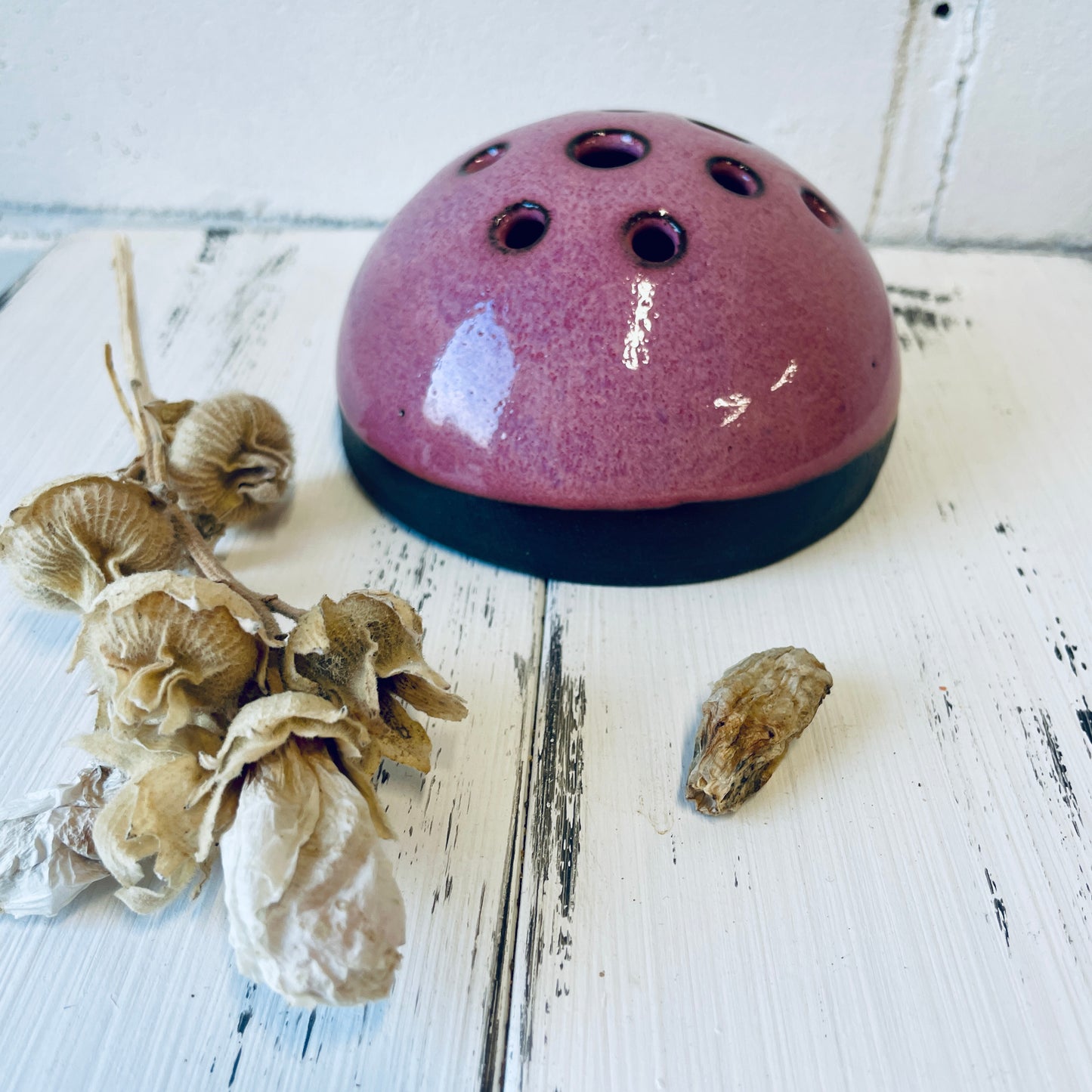Handgemachte Kugelvase aus Keramik - kleine halbrunde Vase für Gartenblumen