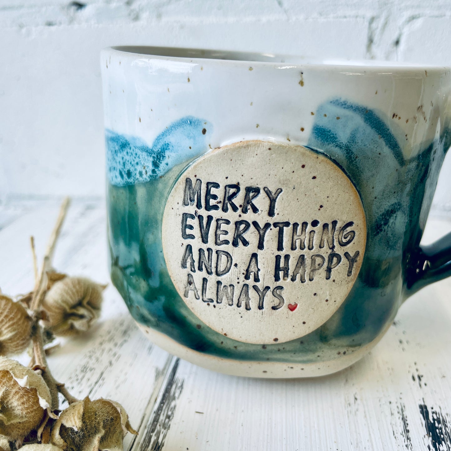 Sprücheklopfer-Tasse mit rundem Boden, Becher mit Spruch, Steinzeugtasse, Tasse mit Spruch „merry everything and a happy always“, grün-weiß, Weihnachtsedition