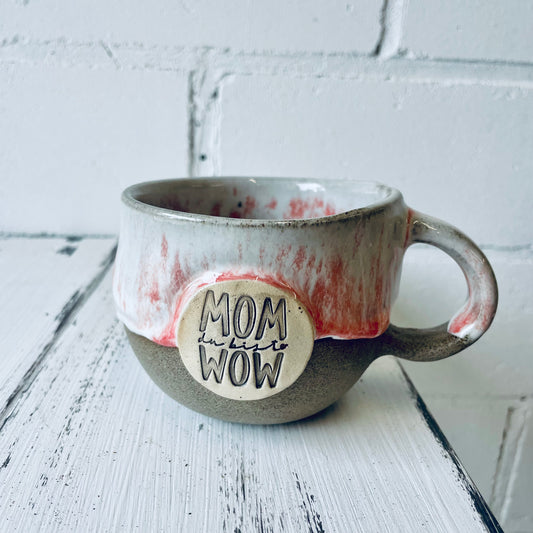 Handgemachte Keramiktasse „MOM du bist WOW“ – perfektes Geschenk für Mamas, handgetöpfert aus Steinzeug