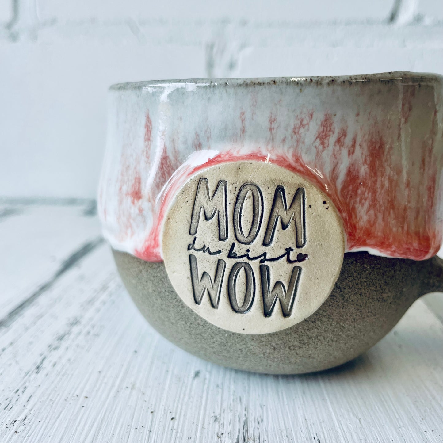 Handgemachte Keramiktasse „MOM du bist WOW“ – perfektes Geschenk für Mamas, handgetöpfert aus Steinzeug