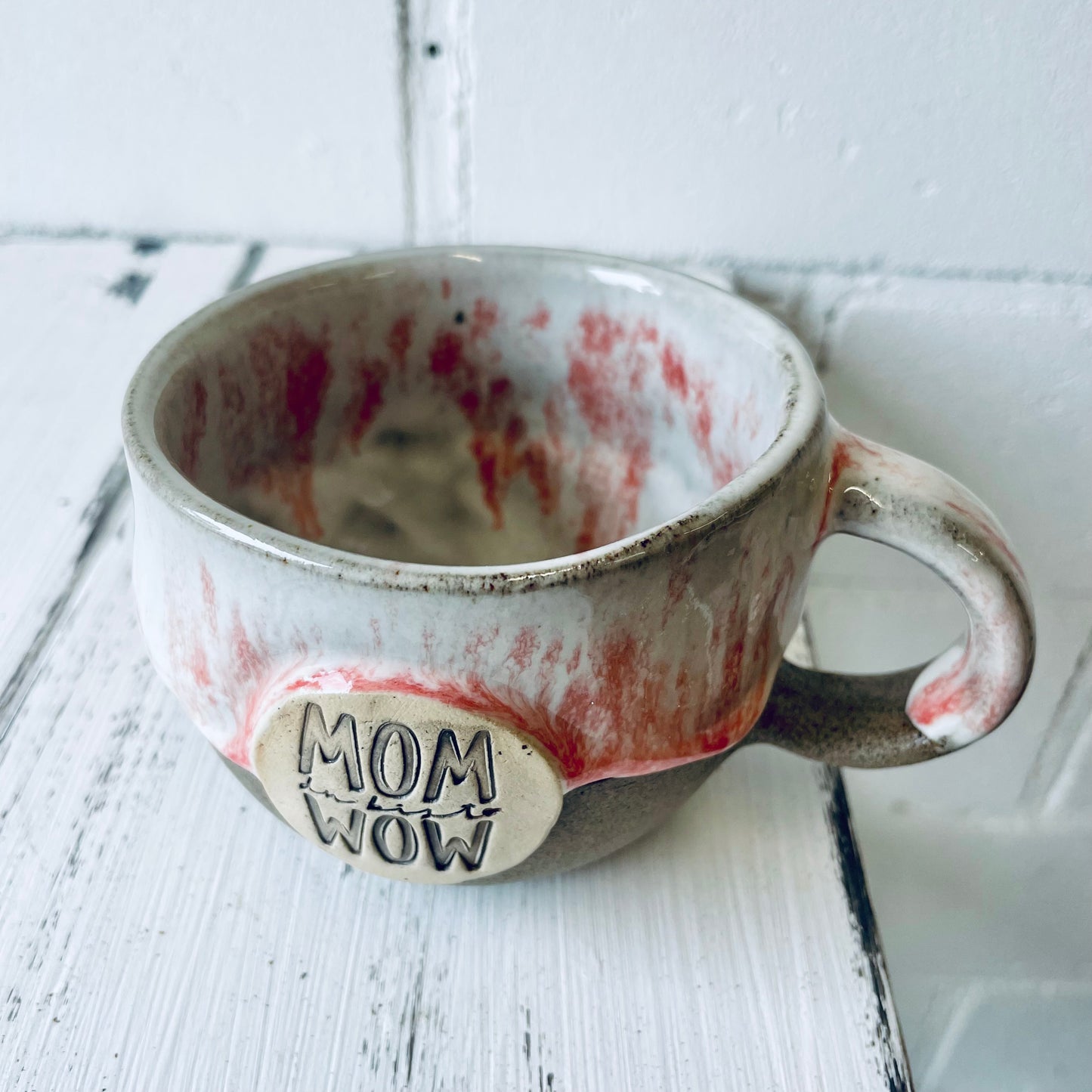 Handgemachte Keramiktasse „MOM du bist WOW“ – perfektes Geschenk für Mamas, handgetöpfert aus Steinzeug