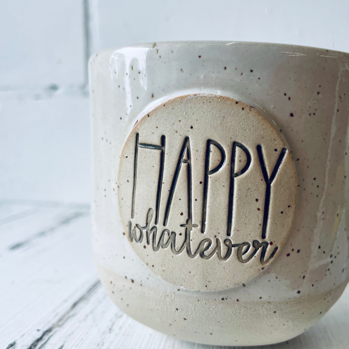 Sprücheklopfer-Tasse mit rundem Boden, Becher mit Spruch, Steinzeugtasse, Tasse mit Spruch „happy whatever“, weiß