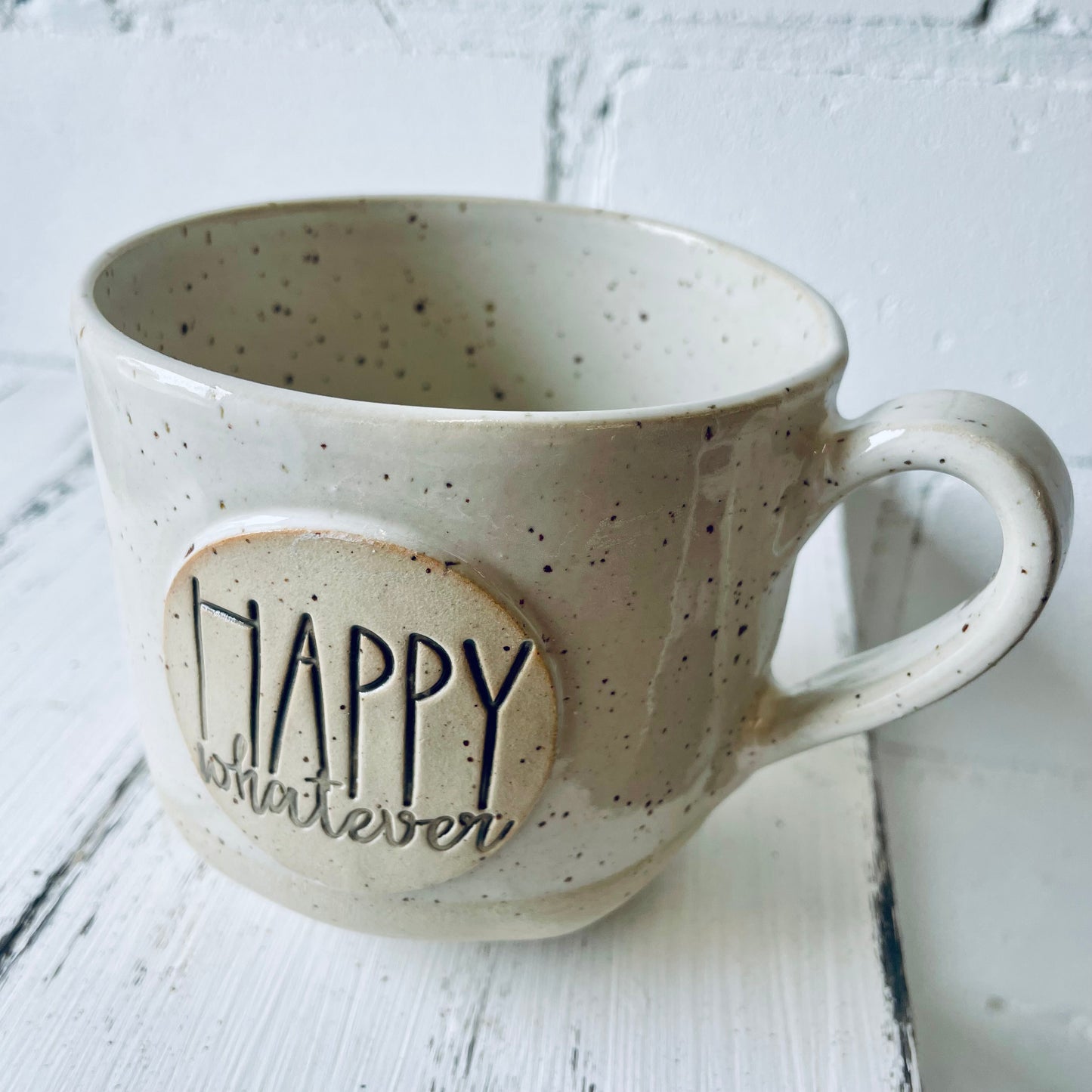Sprücheklopfer-Tasse mit rundem Boden, Becher mit Spruch, Steinzeugtasse, Tasse mit Spruch „happy whatever“, weiß