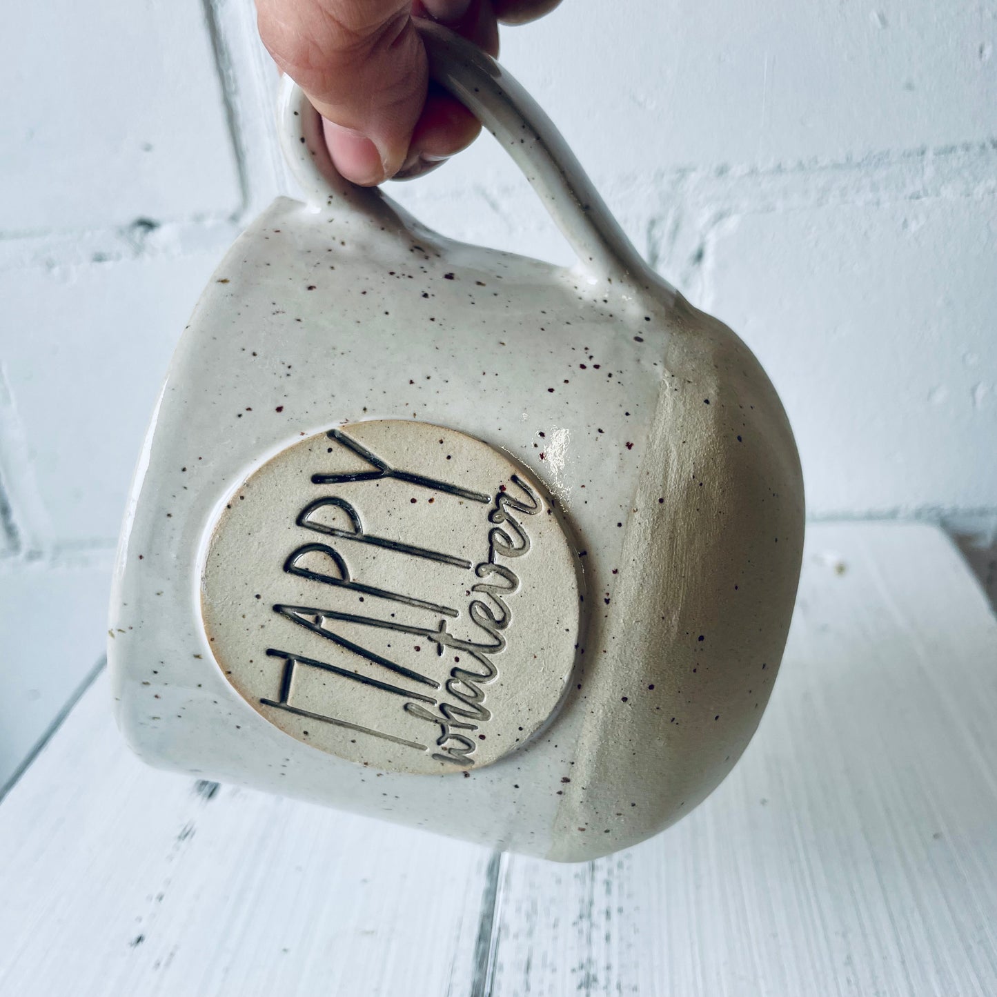 Sprücheklopfer-Tasse mit rundem Boden, Becher mit Spruch, Steinzeugtasse, Tasse mit Spruch „happy whatever“, weiß