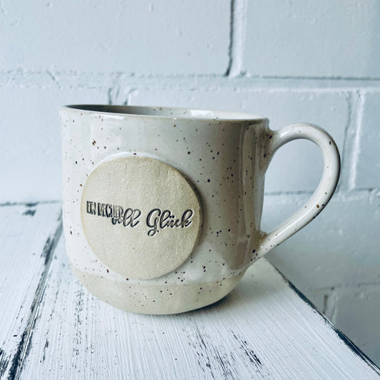 Sprücheklopfer-Tasse mit rundem Boden, Becher mit Spruch, Steinzeugtasse, Tasse mit Spruch „ein Becher voll Glück“, weiß