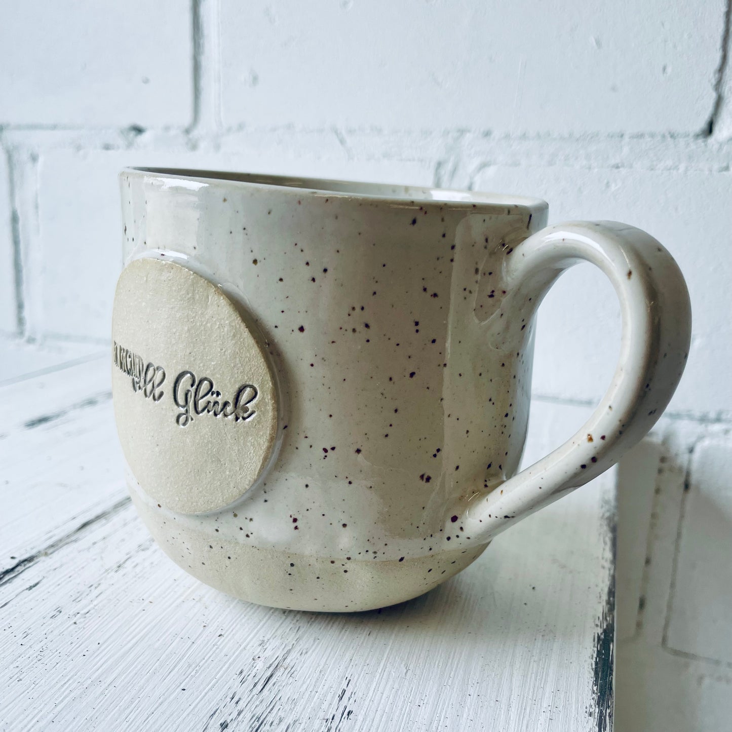 Sprücheklopfer-Tasse mit rundem Boden, Becher mit Spruch, Steinzeugtasse, Tasse mit Spruch „ein Becher voll Glück“, weiß