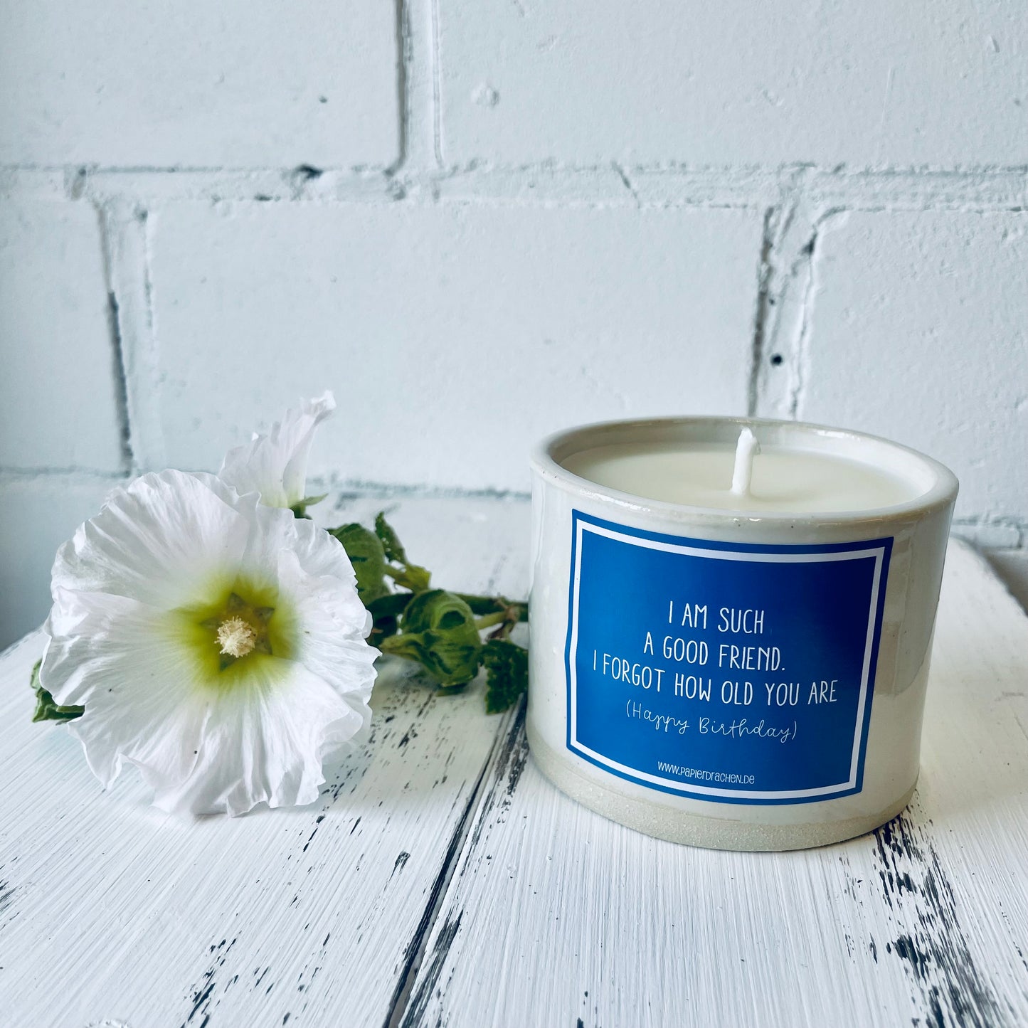 Geburtstagskerze – „I am such a good friend. I forgot how old you are (Happy Birthday), witzige Kerze, Bienenwachskerze, Steinzeugkeramik