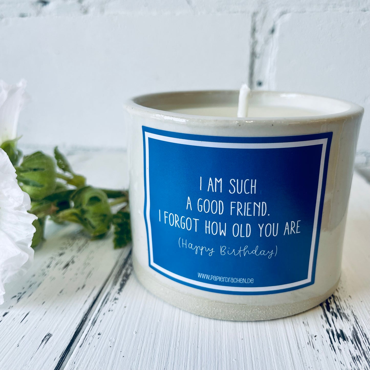 Geburtstagskerze – „I am such a good friend. I forgot how old you are (Happy Birthday), witzige Kerze, Bienenwachskerze, Steinzeugkeramik