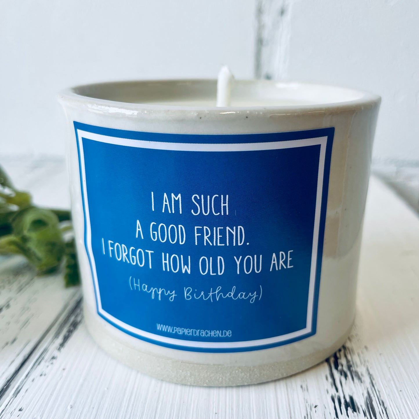 Geburtstagskerze – „I am such a good friend. I forgot how old you are (Happy Birthday), witzige Kerze, Bienenwachskerze, Steinzeugkeramik