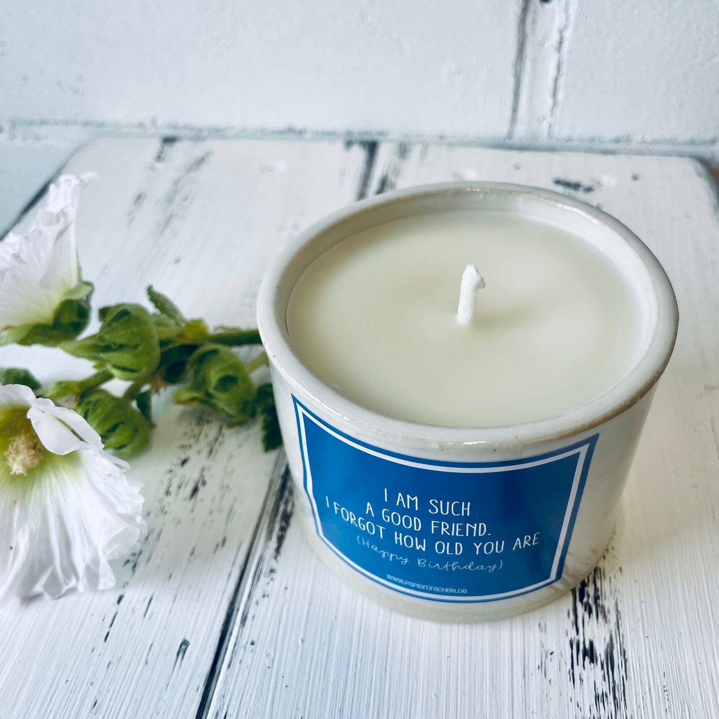 Geburtstagskerze – „I am such a good friend. I forgot how old you are (Happy Birthday), witzige Kerze, Bienenwachskerze, Steinzeugkeramik