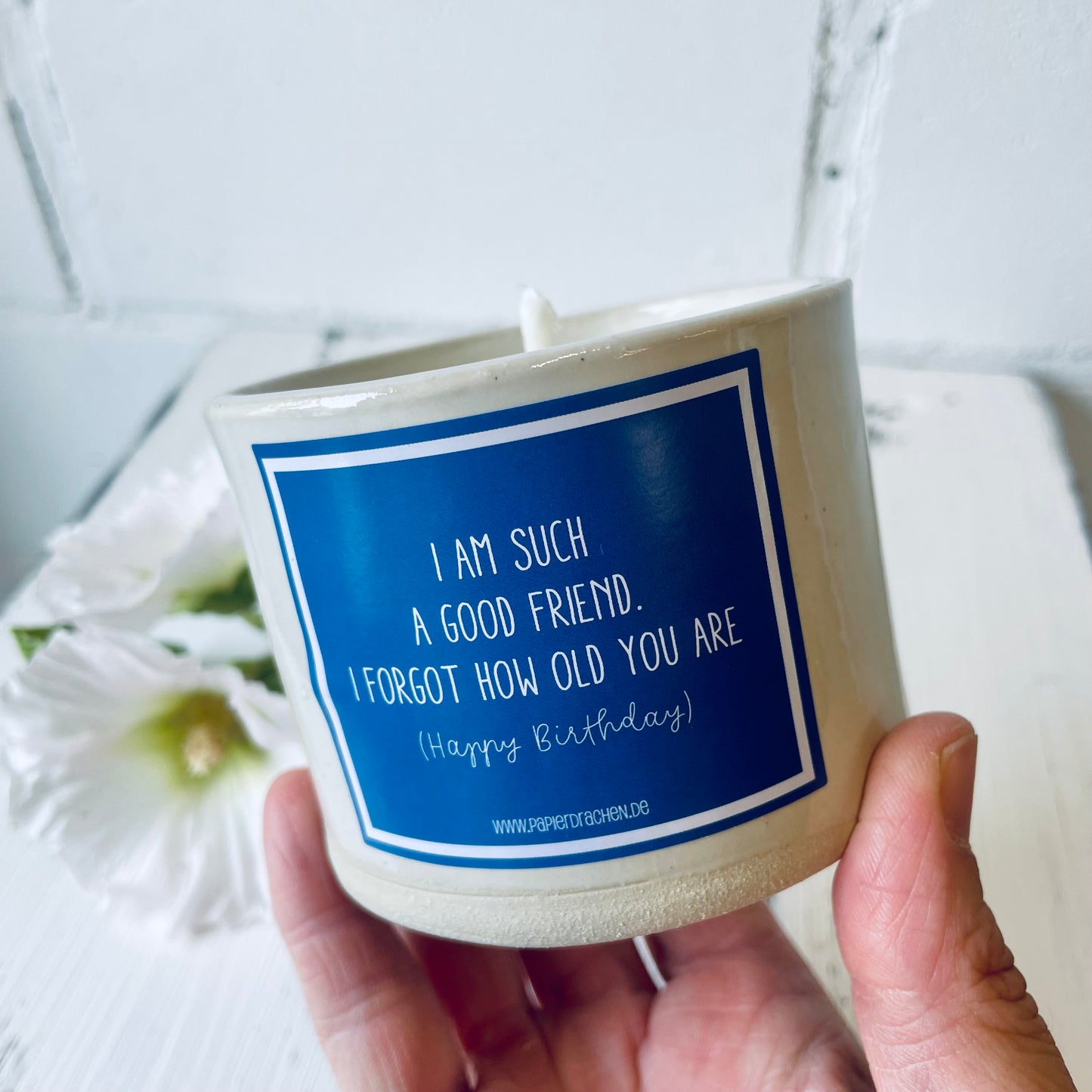 Geburtstagskerze – „I am such a good friend. I forgot how old you are (Happy Birthday), witzige Kerze, Bienenwachskerze, Steinzeugkeramik