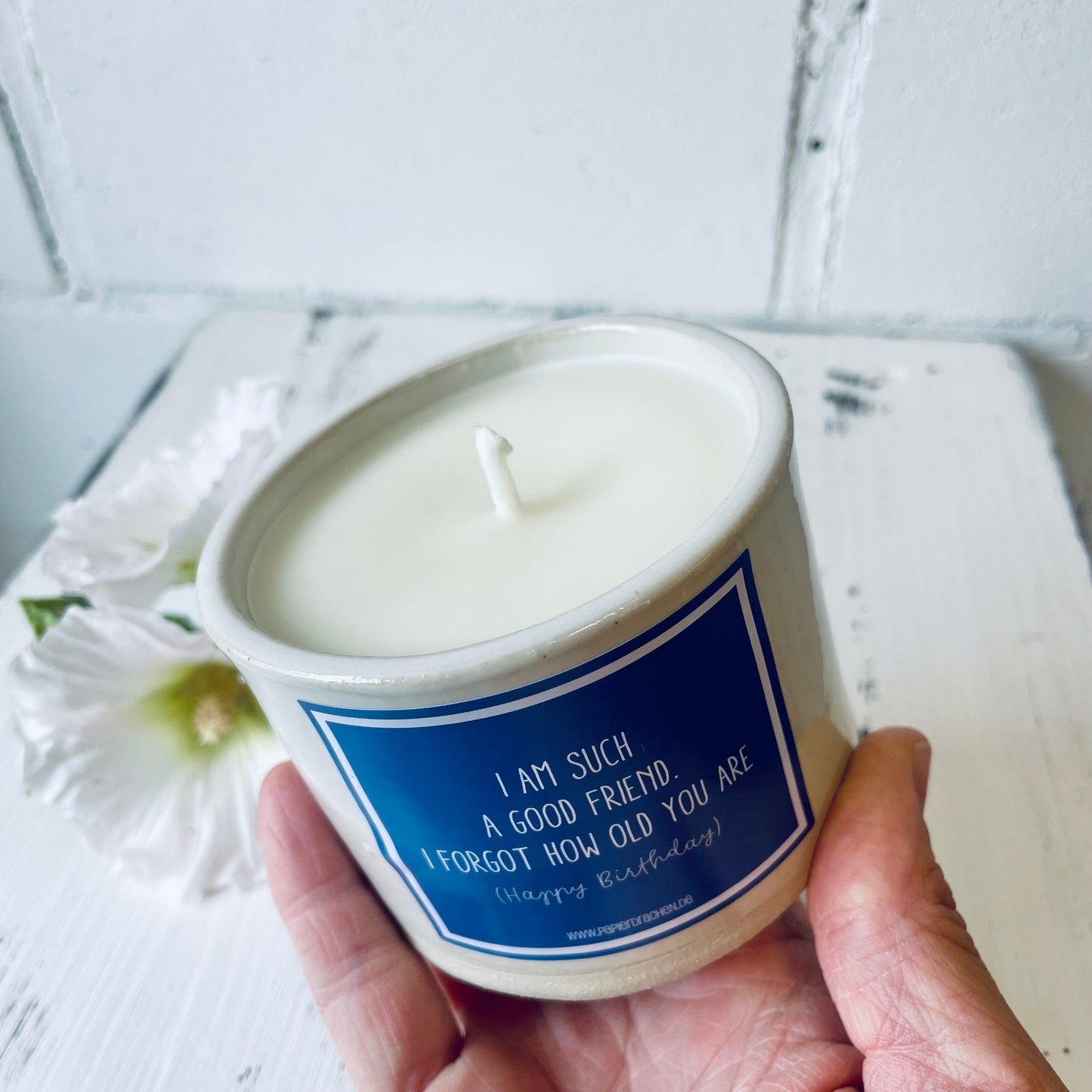 Geburtstagskerze – „I am such a good friend. I forgot how old you are (Happy Birthday), witzige Kerze, Bienenwachskerze, Steinzeugkeramik