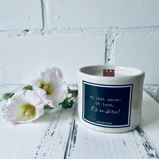 Keramikbecher mit Holzdocht-Kerze – „My last nerve. Oh look… It’s on fire!“, Bienenwachskerze