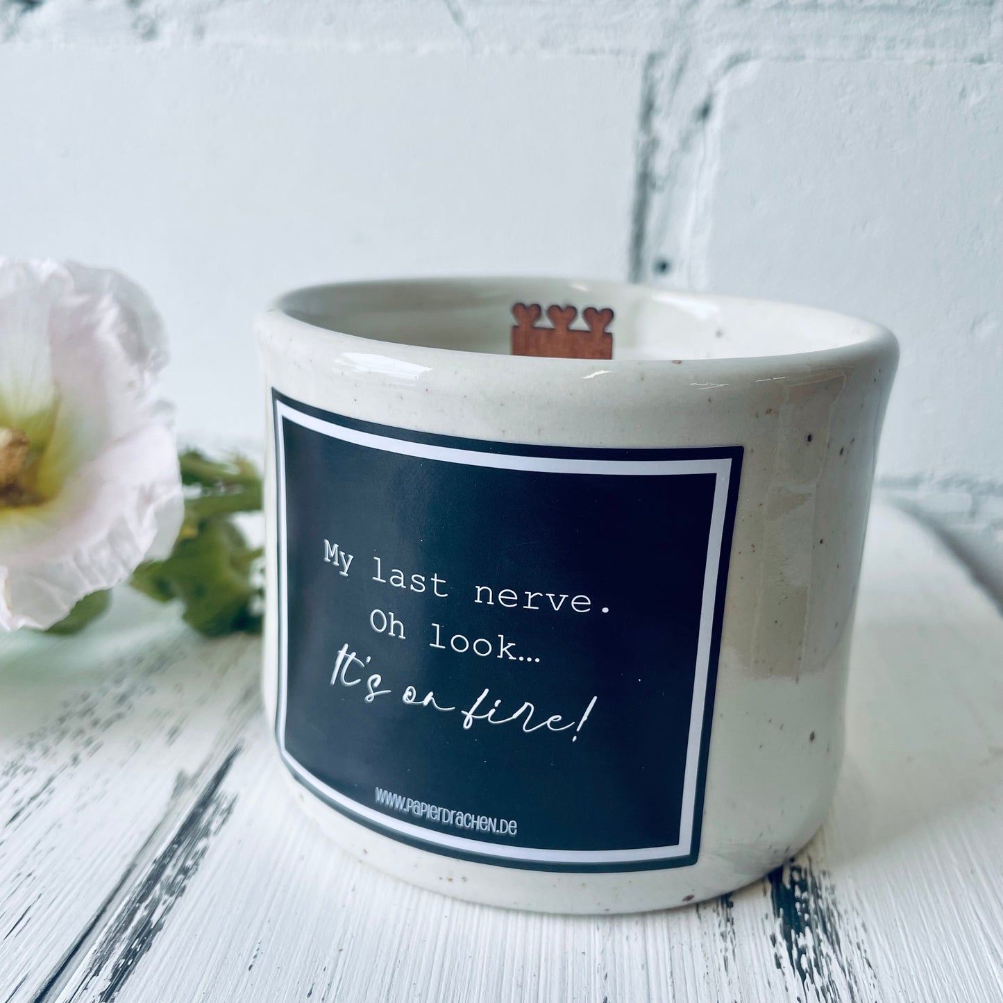 Keramikbecher mit Holzdocht-Kerze – „My last nerve. Oh look… It’s on fire!“, Bienenwachskerze