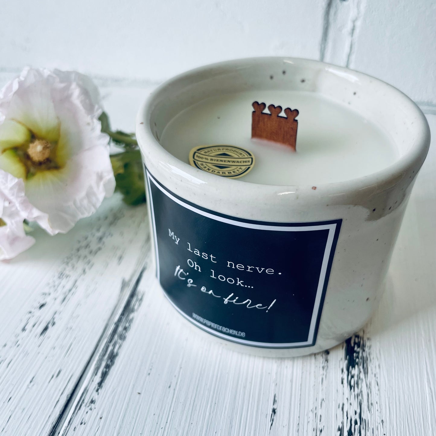 Keramikbecher mit Holzdocht-Kerze – „My last nerve. Oh look… It’s on fire!“, Bienenwachskerze