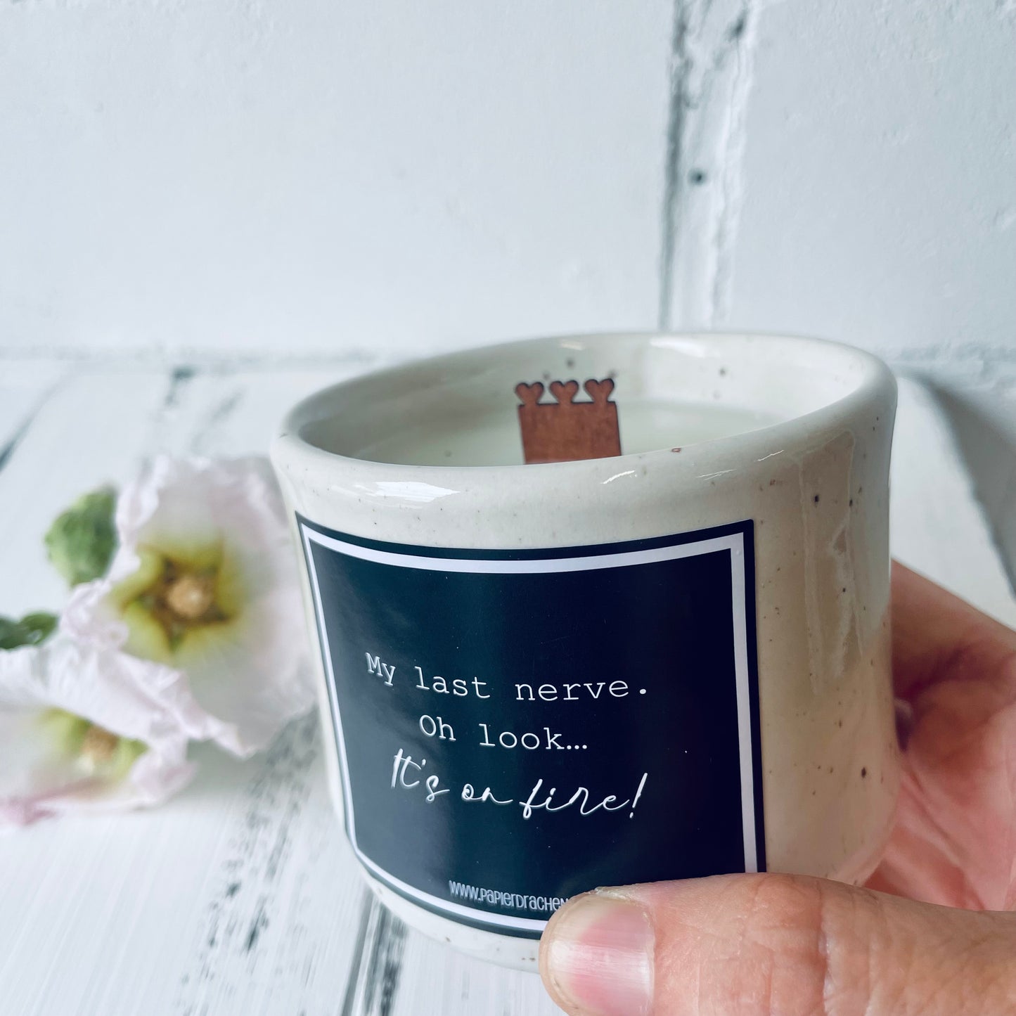 Keramikbecher mit Holzdocht-Kerze – „My last nerve. Oh look… It’s on fire!“, Bienenwachskerze