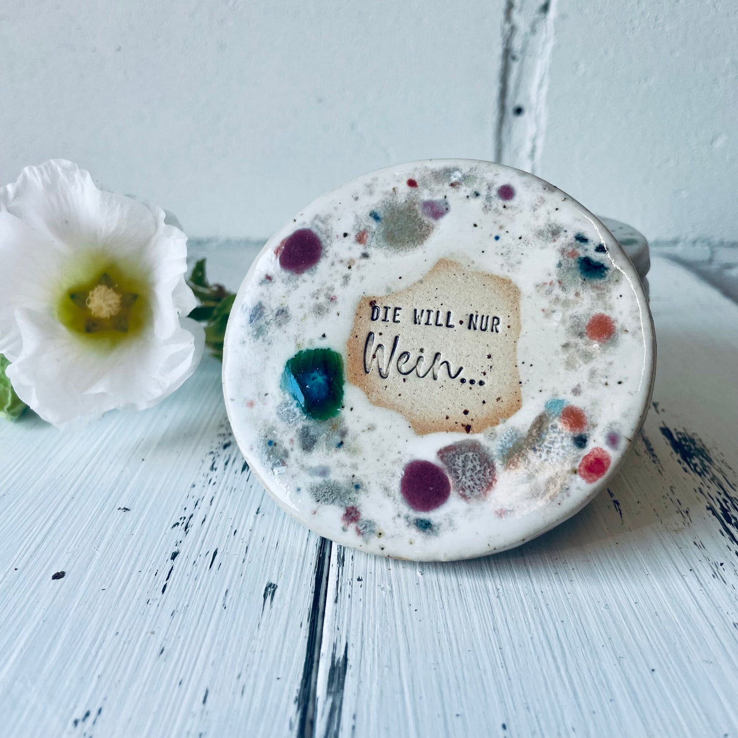 Handgemachte Keramik-Untersetzer – verschiedene Sprüche für Weinliebhaber | Steinzeugkeramik, witzige runde Untersetzter, 8 cm Durchmesser