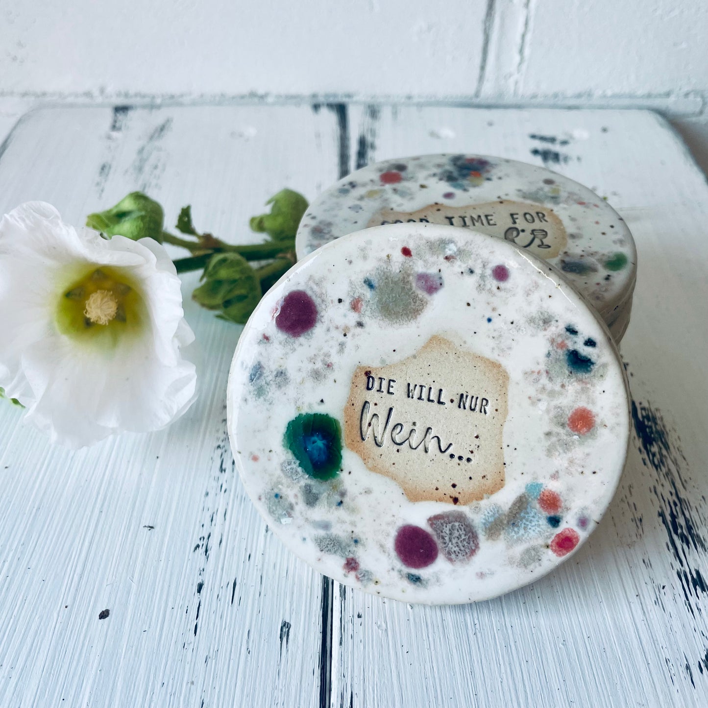 Handgemachte Keramik-Untersetzer – verschiedene Sprüche für Weinliebhaber | Steinzeugkeramik, witzige runde Untersetzter, 8 cm Durchmesser