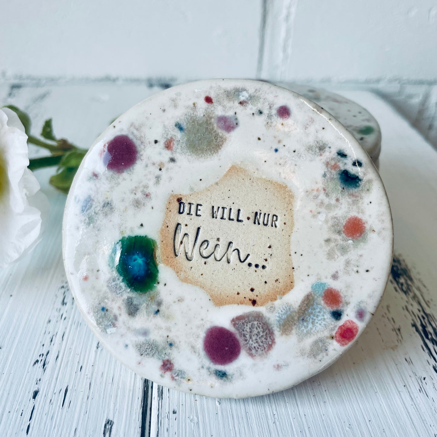 Handgemachte Keramik-Untersetzer – verschiedene Sprüche für Weinliebhaber | Steinzeugkeramik, witzige runde Untersetzter, 8 cm Durchmesser