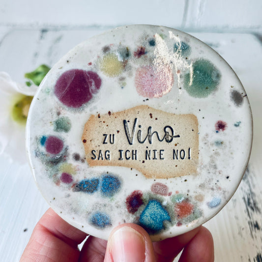 Handgemachte Keramik-Untersetzer – verschiedene Sprüche für Weinliebhaber | Steinzeugkeramik, witzige runde Untersetzter, 8 cm Durchmesser