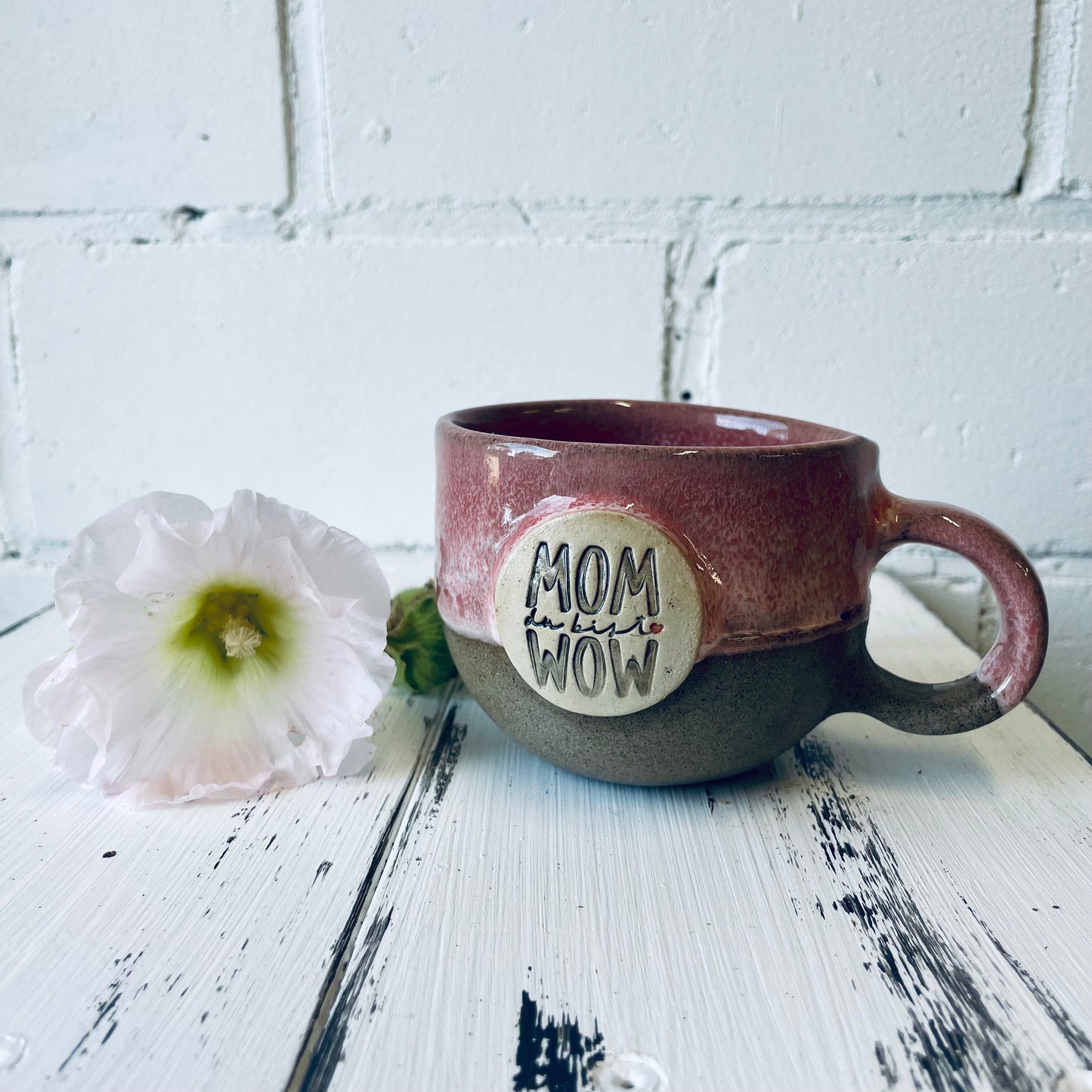 Kleine Tasse mit Spruch „mom du bist wow“,  kleine Tasse mit rundem Boden, grauer Ton, Steinzeugtasse in rosa