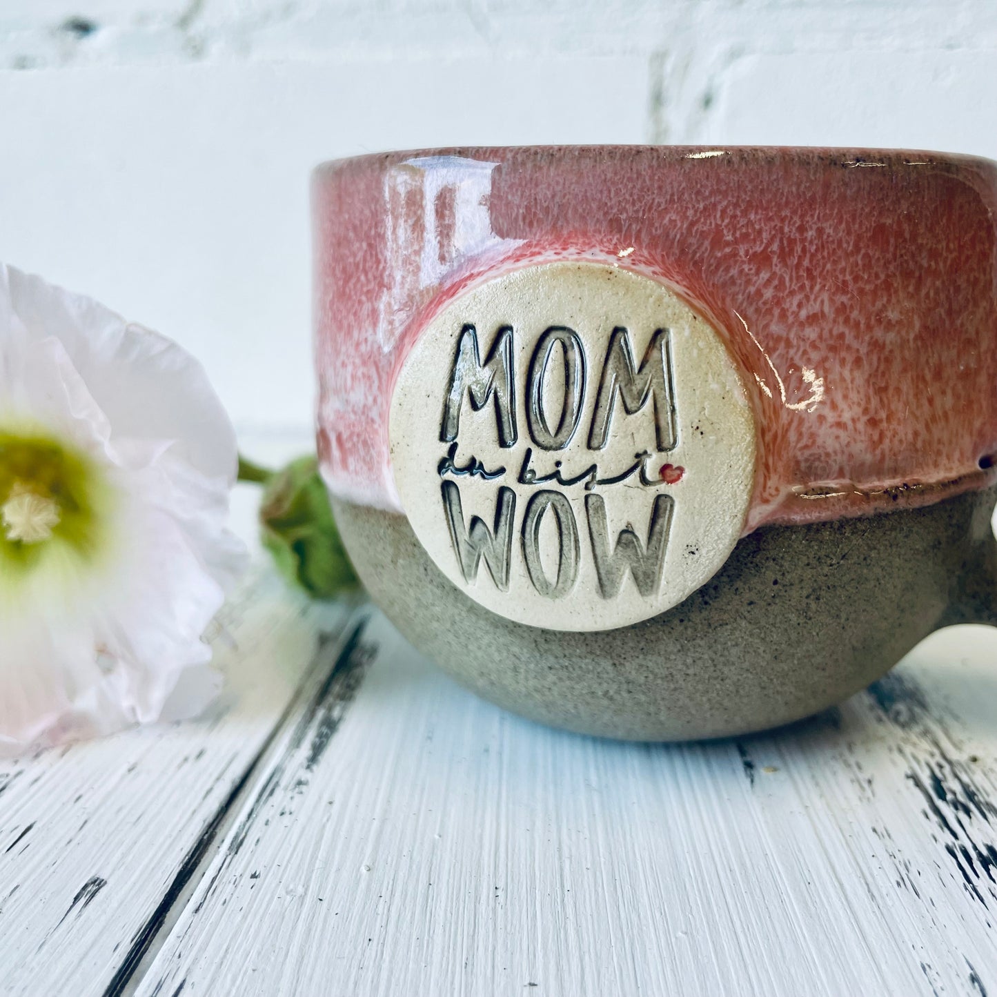 Kleine Tasse mit Spruch „mom du bist wow“,  kleine Tasse mit rundem Boden, grauer Ton, Steinzeugtasse in rosa