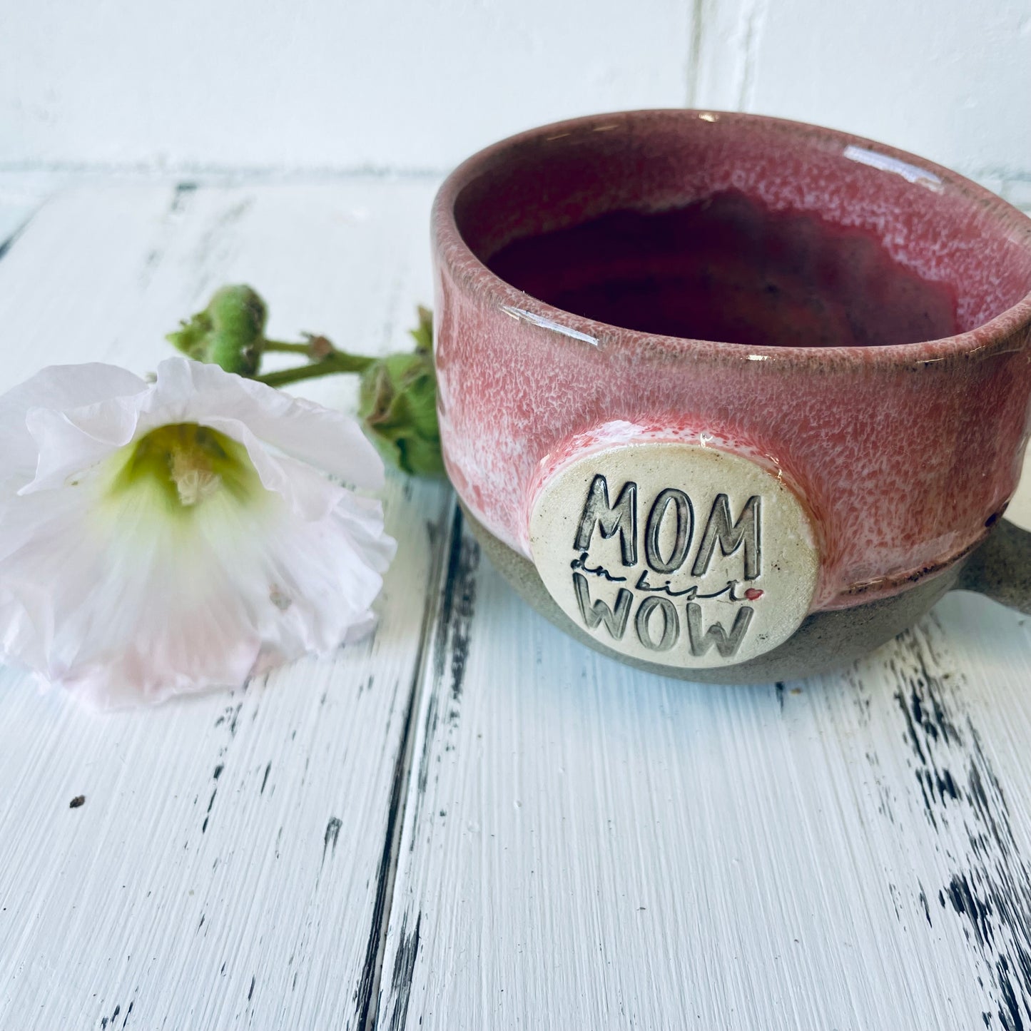 Kleine Tasse mit Spruch „mom du bist wow“,  kleine Tasse mit rundem Boden, grauer Ton, Steinzeugtasse in rosa