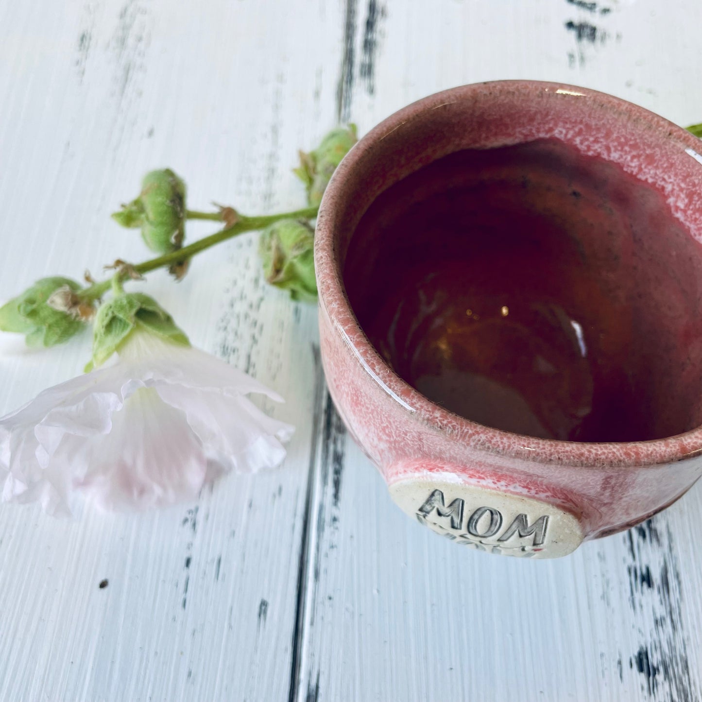 Kleine Tasse mit Spruch „mom du bist wow“,  kleine Tasse mit rundem Boden, grauer Ton, Steinzeugtasse in rosa