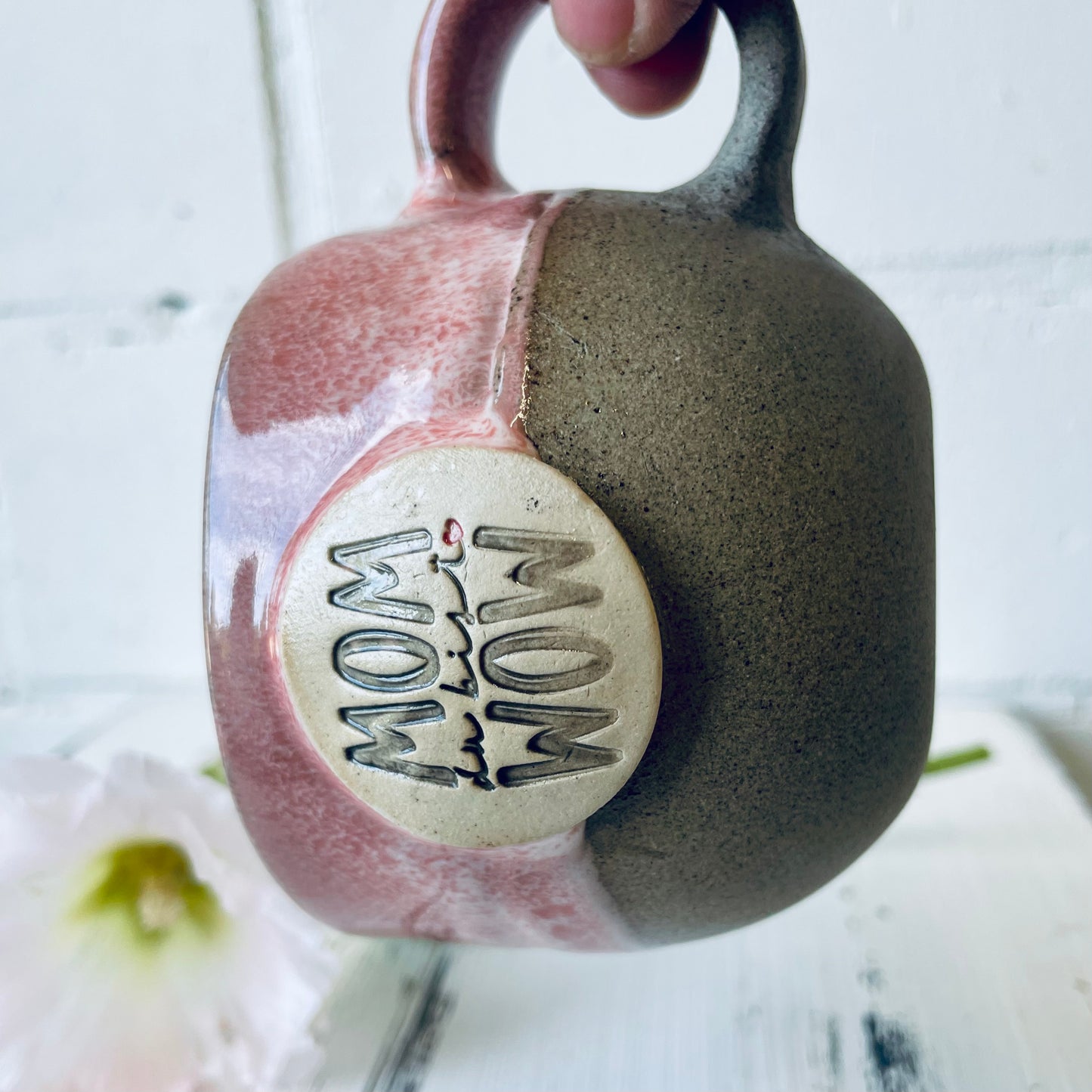 Kleine Tasse mit Spruch „mom du bist wow“,  kleine Tasse mit rundem Boden, grauer Ton, Steinzeugtasse in rosa