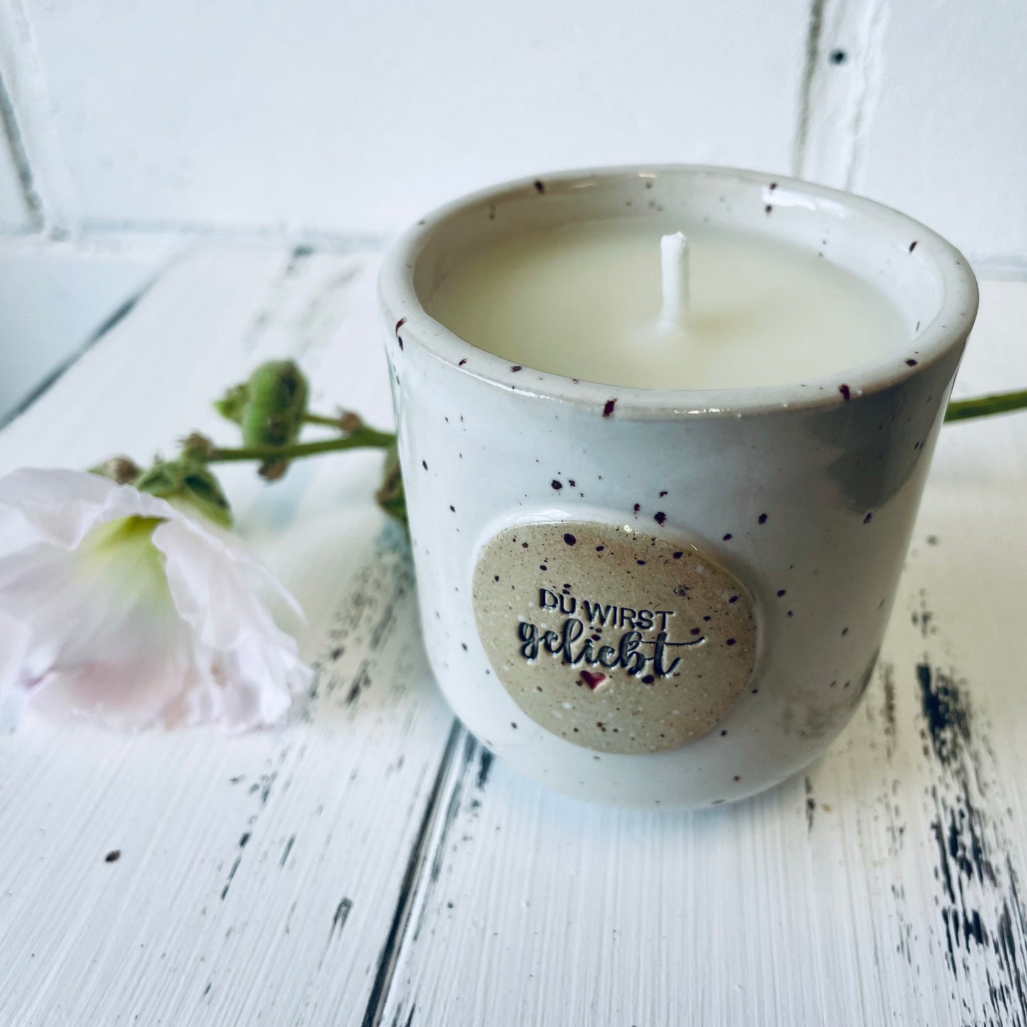 Bienenwachskerze im handgemachten Keramikbecher – „Du wirst geliebt, 2 in 1, nachhaltiges Geschenk