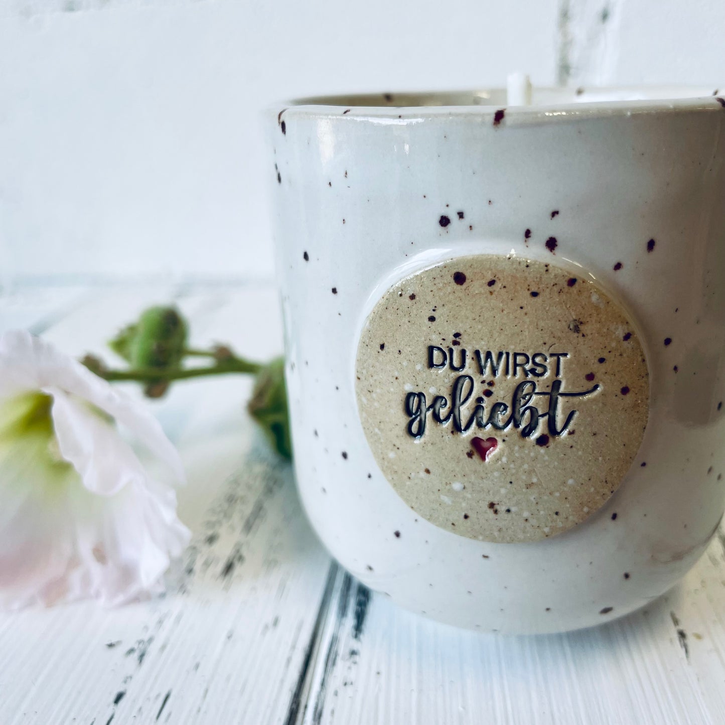 Bienenwachskerze im handgemachten Keramikbecher – „Du wirst geliebt, 2 in 1, nachhaltiges Geschenk