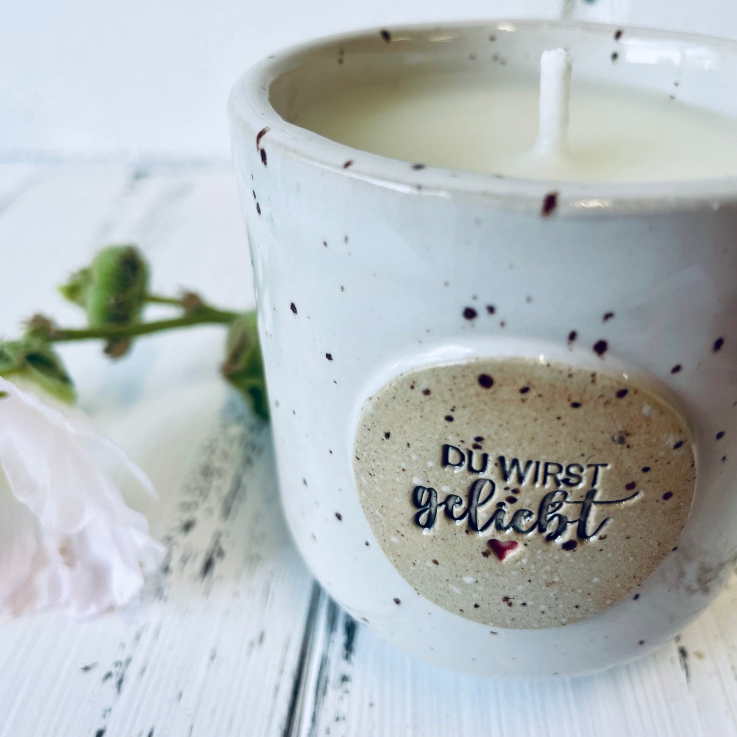 Bienenwachskerze im handgemachten Keramikbecher – „Du wirst geliebt, 2 in 1, nachhaltiges Geschenk