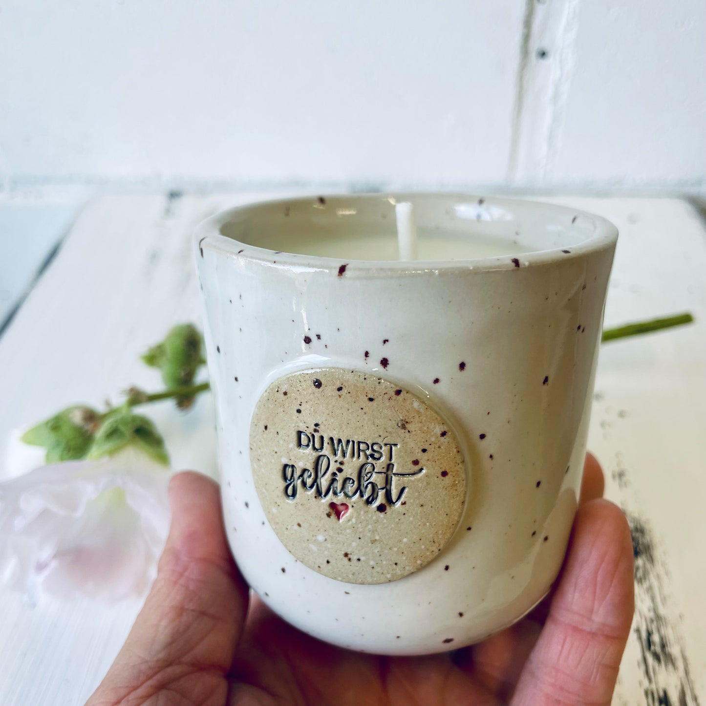 Bienenwachskerze im handgemachten Keramikbecher – „Du wirst geliebt, 2 in 1, nachhaltiges Geschenk
