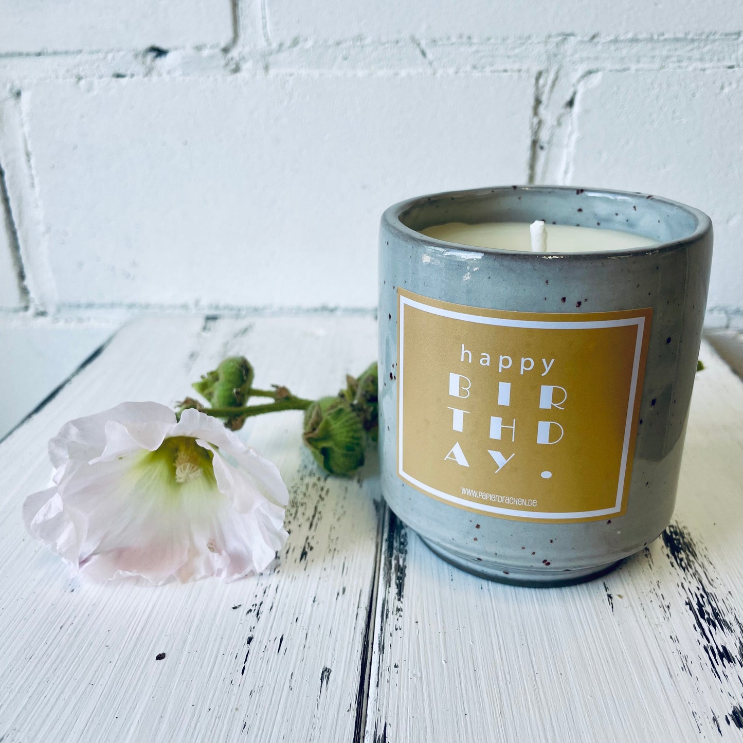 Geburtstagskerze – „Happy Birthday“, witzige Kerze, Bienenwachskerze, Steinzeugkeramik