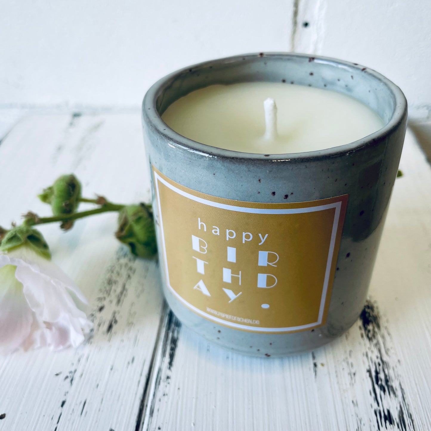 Geburtstagskerze – „Happy Birthday“, witzige Kerze, Bienenwachskerze, Steinzeugkeramik