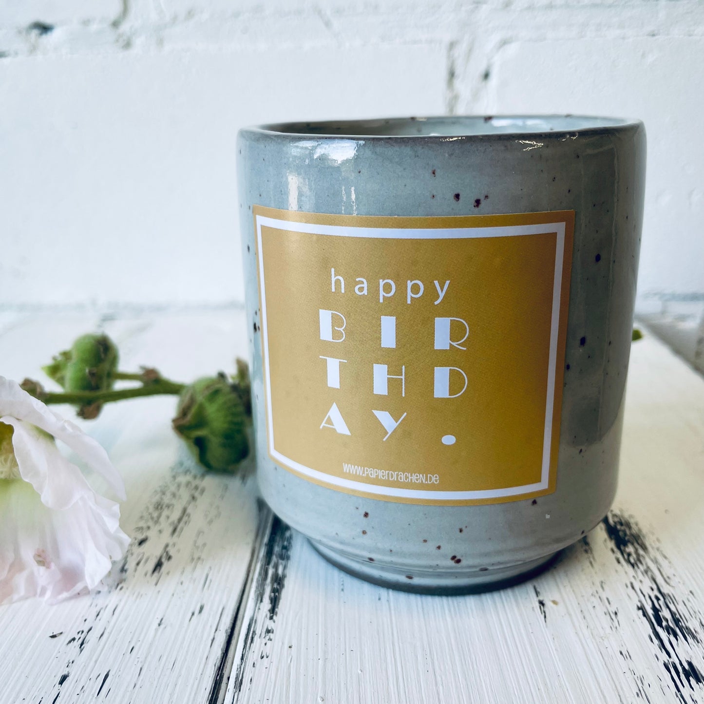 Geburtstagskerze – „Happy Birthday“, witzige Kerze, Bienenwachskerze, Steinzeugkeramik